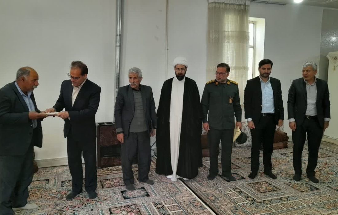 دیدار فرماندار چگنی با خانواده شهدا