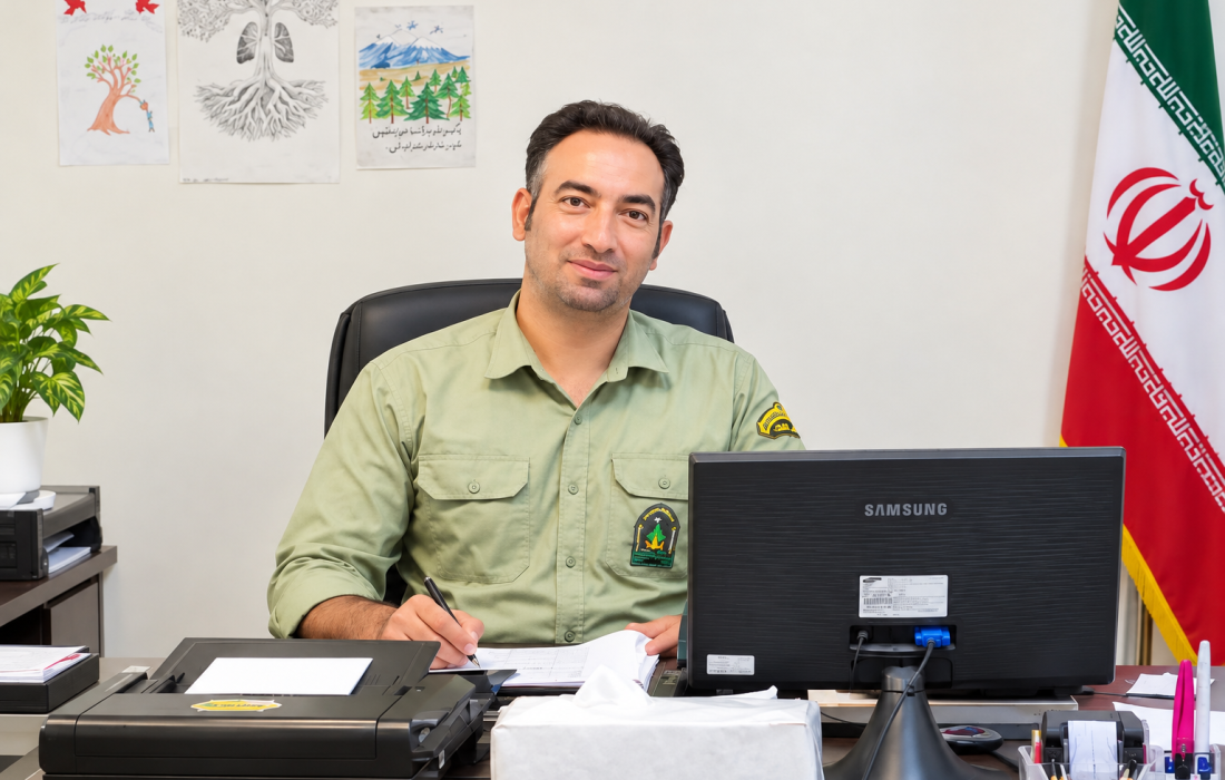 مردی از دیار چگنی، سرمایه‌اش را برای مهار آتش پای کار آورد