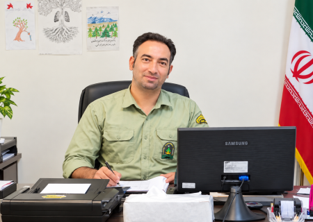 مردی از دیار چگنی، سرمایه‌اش را برای مهار آتش پای کار آورد