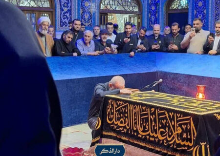 پزشکیان به مزار رهبر شهید انقلاب ادای احترام کرد